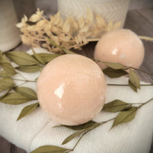 Carregar imagem no visualizador da galeria, White Tea &amp; Ginger Bath Bomb
